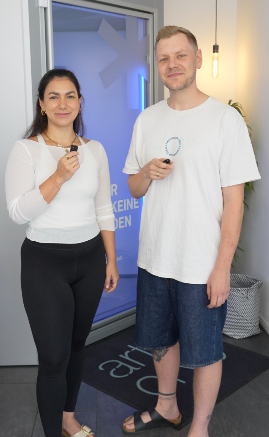 Sässis Yoga und das freezeclub-Team an der Kältekammer in Balingen